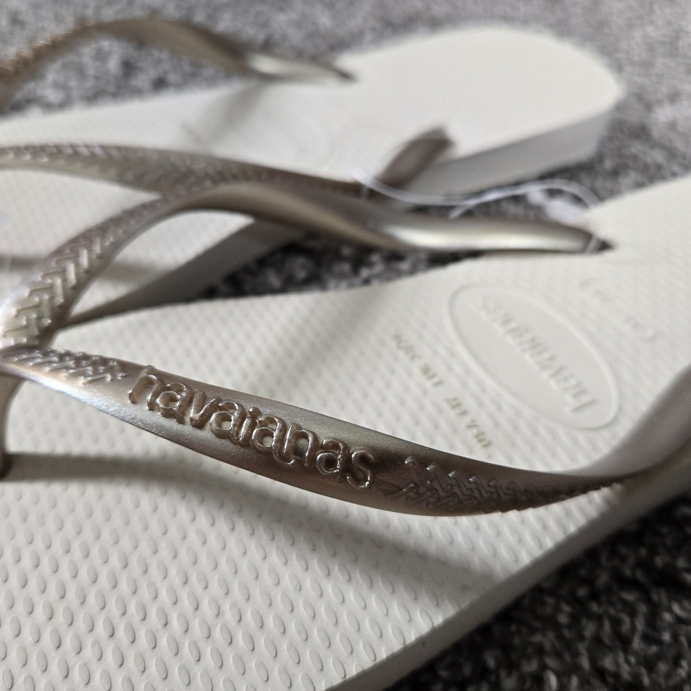 Havaianas Women's Slim Gold and White Flip Flops NEW size 6 - Picture 2 of 9